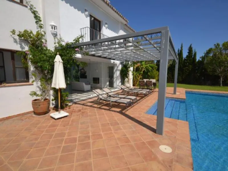 House - Detached Villa в продаже в Marbella, Málaga. В доме 6 спален и 6 ванных комнат. Площадь дома 700 м². Площадь участка 3200 м²