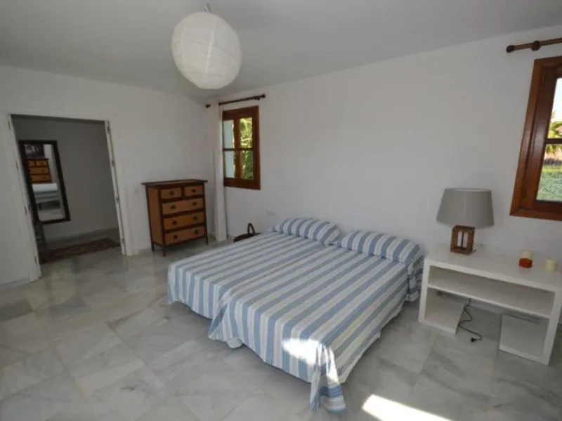 House - Detached Villa в продаже в Marbella, Málaga. В доме 6 спален и 6 ванных комнат. Площадь дома 700 м². Площадь участка 3200 м²