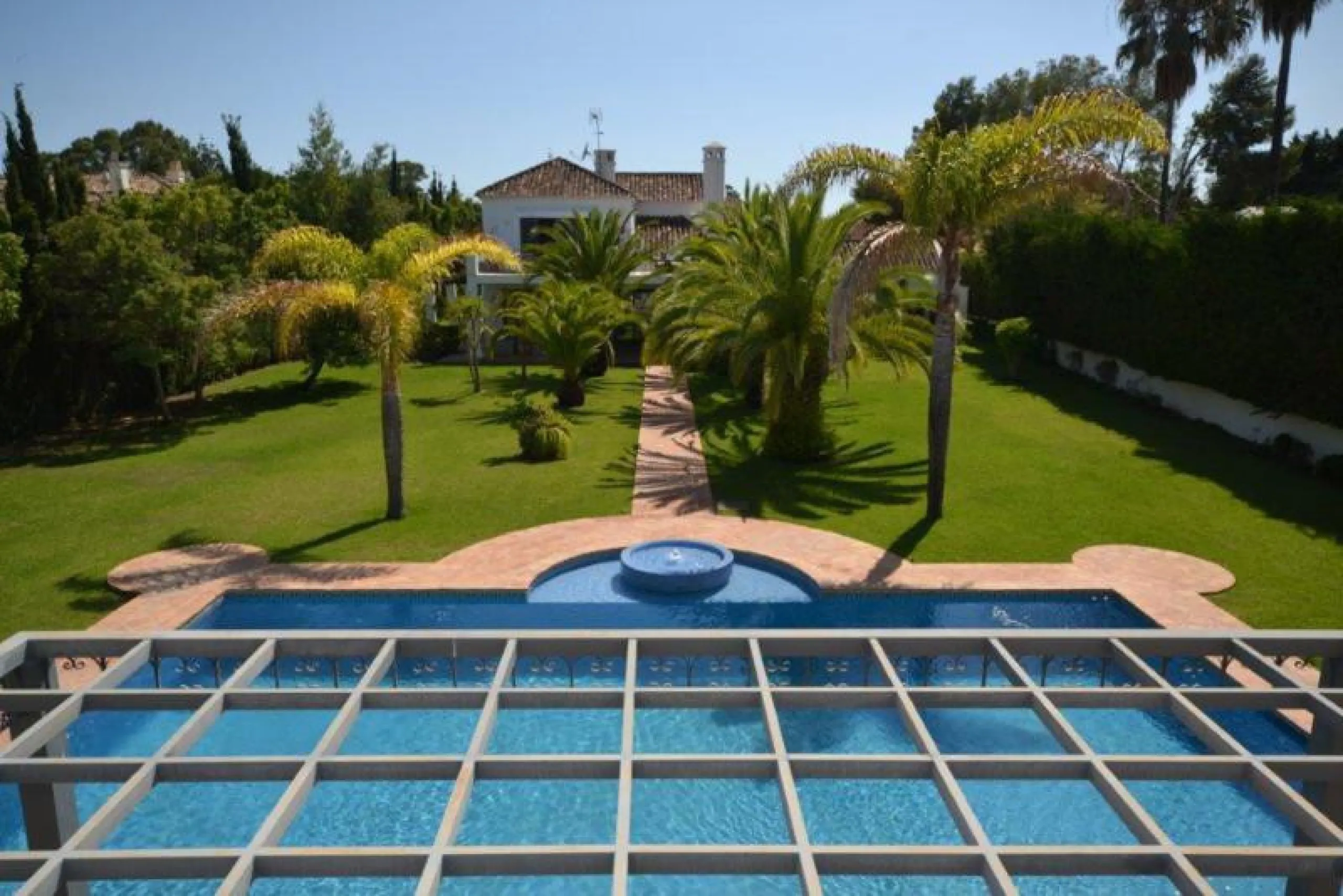 House - Detached Villa в продаже в Marbella, Málaga. В доме 6 спален и 6 ванных комнат. Площадь дома 700 м². Площадь участка 3200 м²