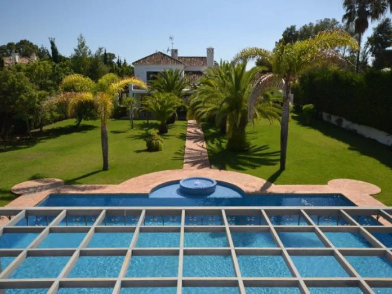House - Detached Villa в продаже в Marbella, Málaga. В доме 6 спален и 6 ванных комнат. Площадь дома 700 м². Площадь участка 3200 м²