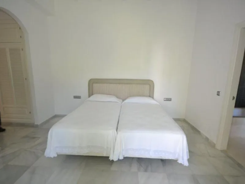 House - Detached Villa в продаже в Marbella, Málaga. В доме 6 спален и 6 ванных комнат. Площадь дома 700 м². Площадь участка 3200 м²