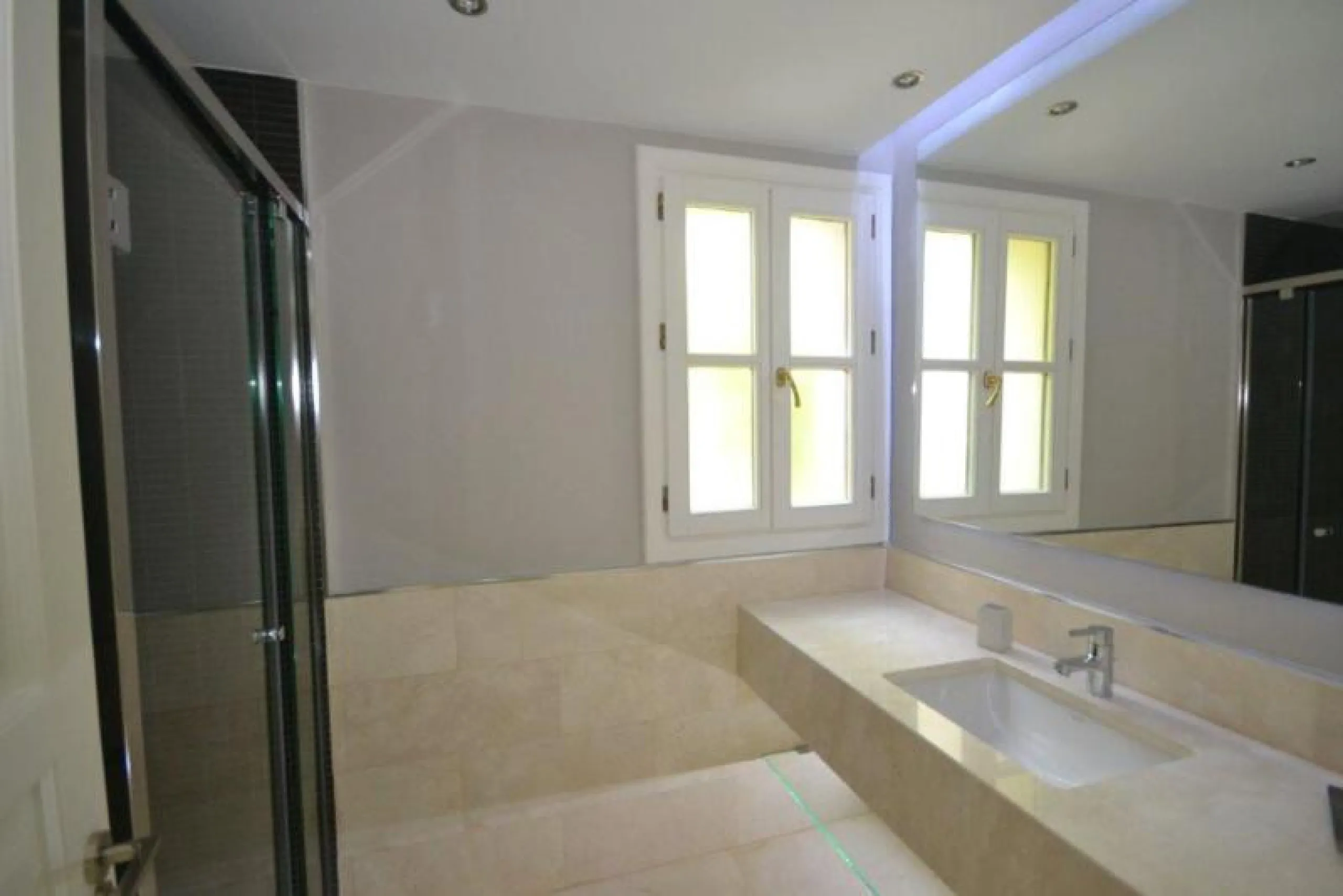 House - Detached Villa в продаже в Marbella, Málaga. В доме 6 спален и 6 ванных комнат. Площадь дома 700 м². Площадь участка 3200 м²