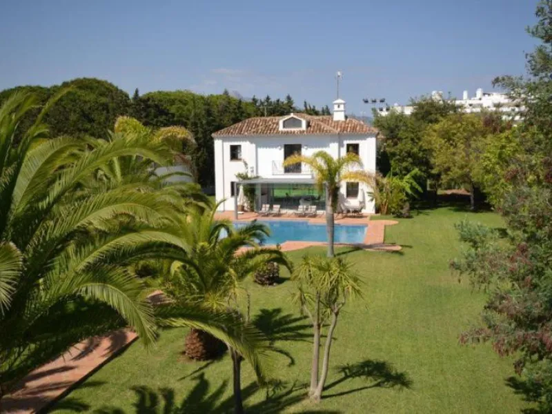 House - Detached Villa в продаже в Marbella, Málaga. В доме 6 спален и 6 ванных комнат. Площадь дома 700 м². Площадь участка 3200 м²
