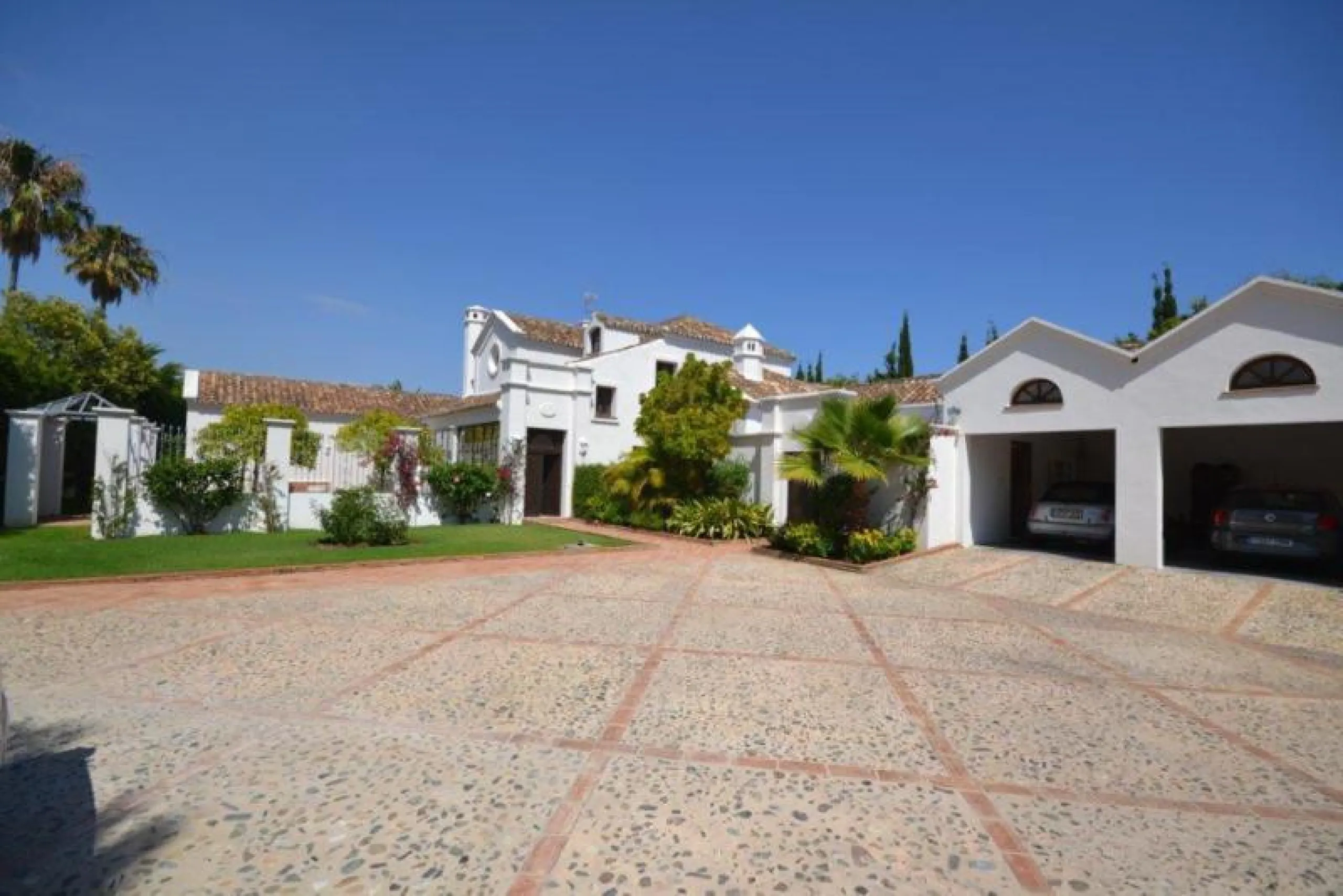 House - Detached Villa в продаже в Marbella, Málaga. В доме 6 спален и 6 ванных комнат. Площадь дома 700 м². Площадь участка 3200 м²