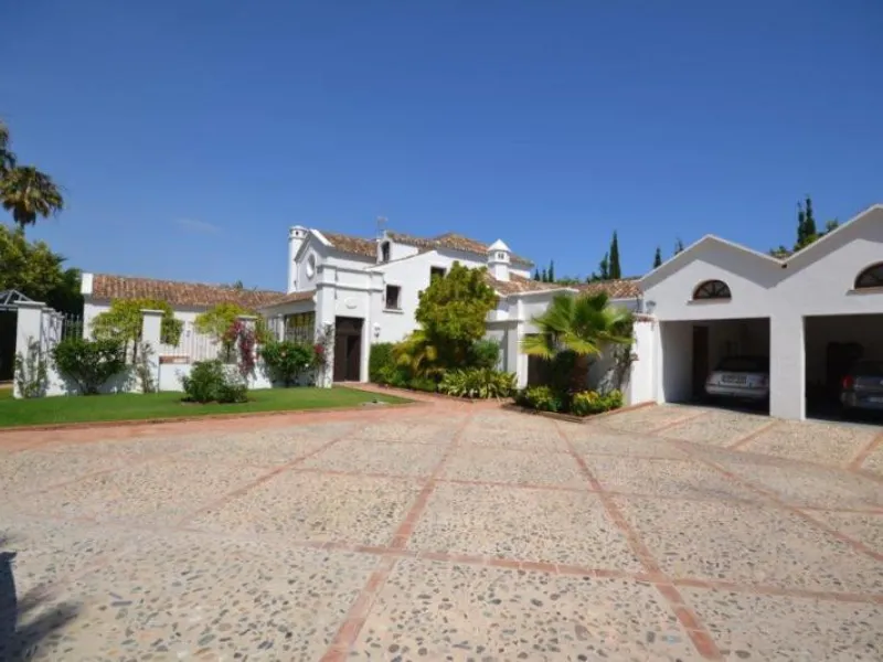 House - Detached Villa в продаже в Marbella, Málaga. В доме 6 спален и 6 ванных комнат. Площадь дома 700 м². Площадь участка 3200 м²