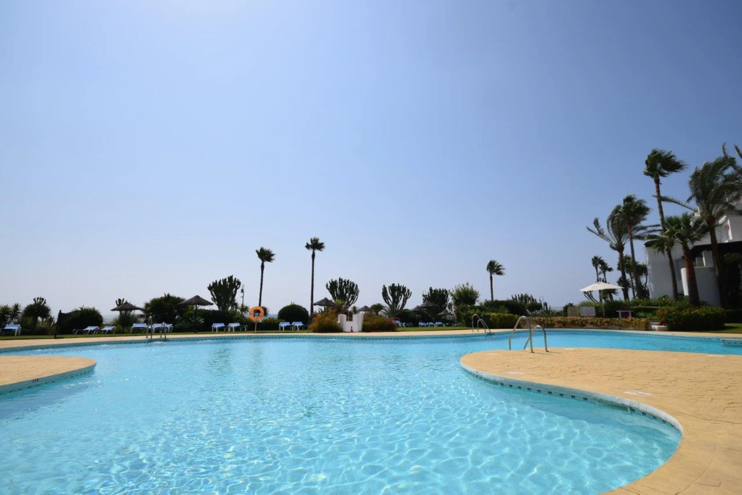 This luxury apartment is situated in Costalita on the beach side. Costalita is a nice gated complex with swimming pools and nice gardens. The apartment has 3 bedrooms and 3 bathrooms, a big living room and a separate dining area. The kitcten is open plan.