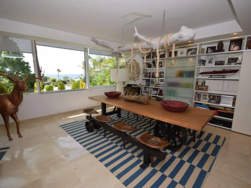 This luxury apartment is situated in Costalita on the beach side. Costalita is a nice gated complex with swimming pools and nice gardens. The apartment has 3 bedrooms and 3 bathrooms, a big living room and a separate dining area. The kitcten is open plan.
