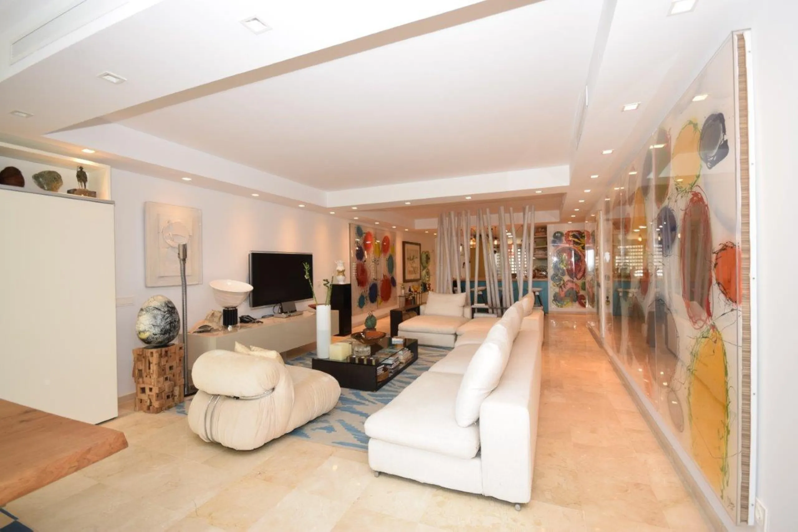 This luxury apartment is situated in Costalita on the beach side. Costalita is a nice gated complex with swimming pools and nice gardens. The apartment has 3 bedrooms and 3 bathrooms, a big living room and a separate dining area. The kitcten is open plan.