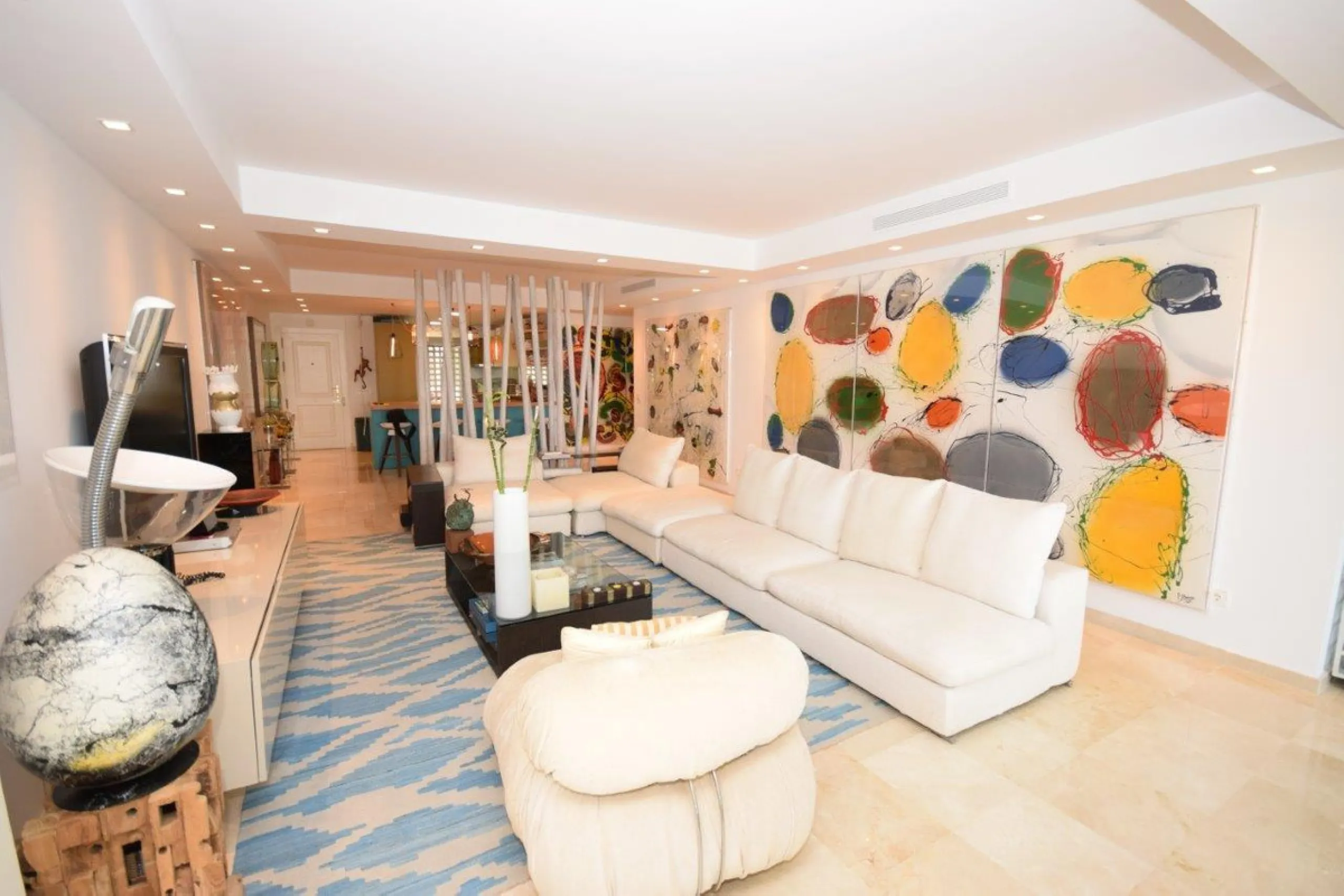 This luxury apartment is situated in Costalita on the beach side. Costalita is a nice gated complex with swimming pools and nice gardens. The apartment has 3 bedrooms and 3 bathrooms, a big living room and a separate dining area. The kitcten is open plan.