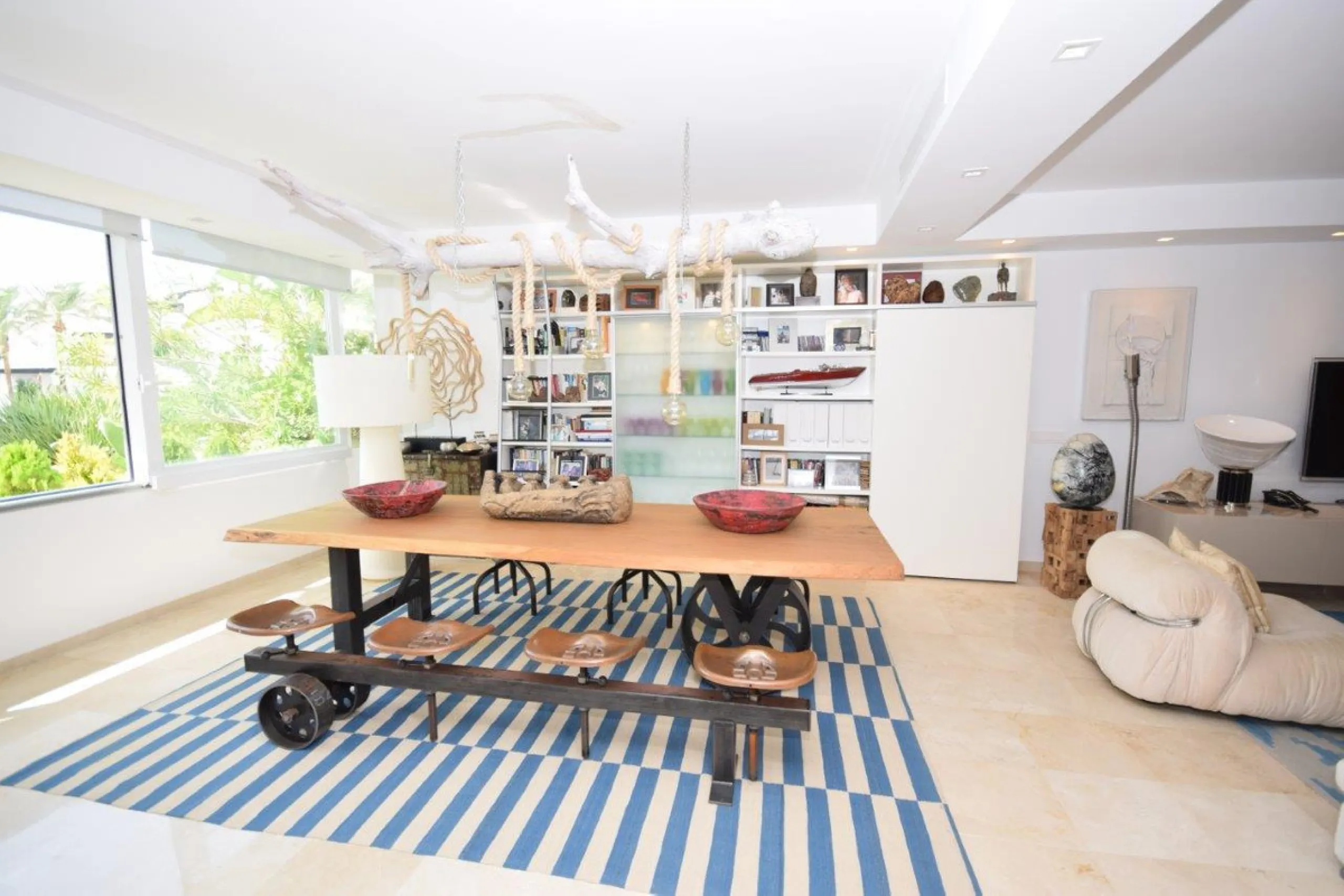 This luxury apartment is situated in Costalita on the beach side. Costalita is a nice gated complex with swimming pools and nice gardens. The apartment has 3 bedrooms and 3 bathrooms, a big living room and a separate dining area. The kitcten is open plan.
