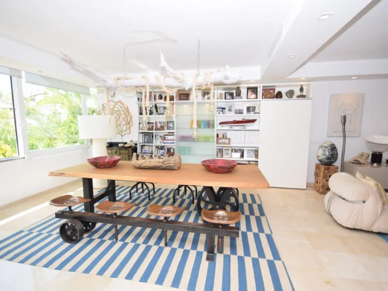 This luxury apartment is situated in Costalita on the beach side. Costalita is a nice gated complex with swimming pools and nice gardens. The apartment has 3 bedrooms and 3 bathrooms, a big living room and a separate dining area. The kitcten is open plan.