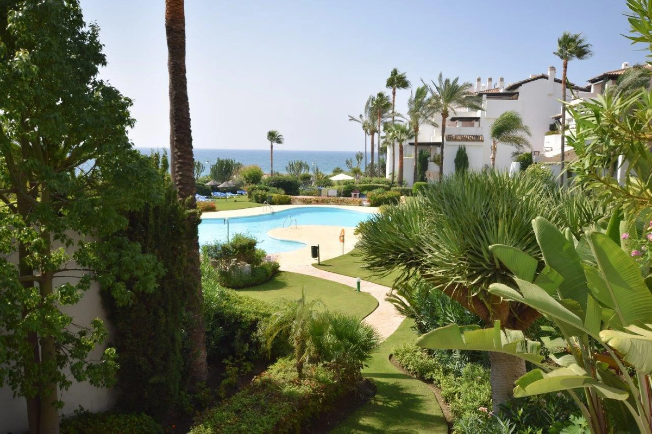 This luxury apartment is situated in Costalita on the beach side. Costalita is a nice gated complex with swimming pools and nice gardens. The apartment has 3 bedrooms and 3 bathrooms, a big living room and a separate dining area. The kitcten is open plan.