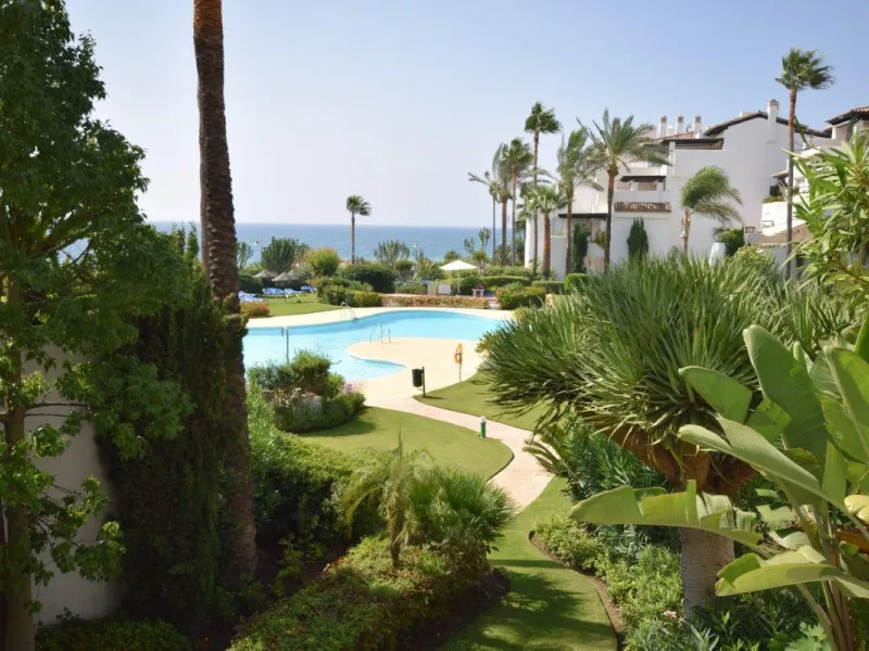 This luxury apartment is situated in Costalita on the beach side. Costalita is a nice gated complex with swimming pools and nice gardens. The apartment has 3 bedrooms and 3 bathrooms, a big living room and a separate dining area. The kitcten is open plan.