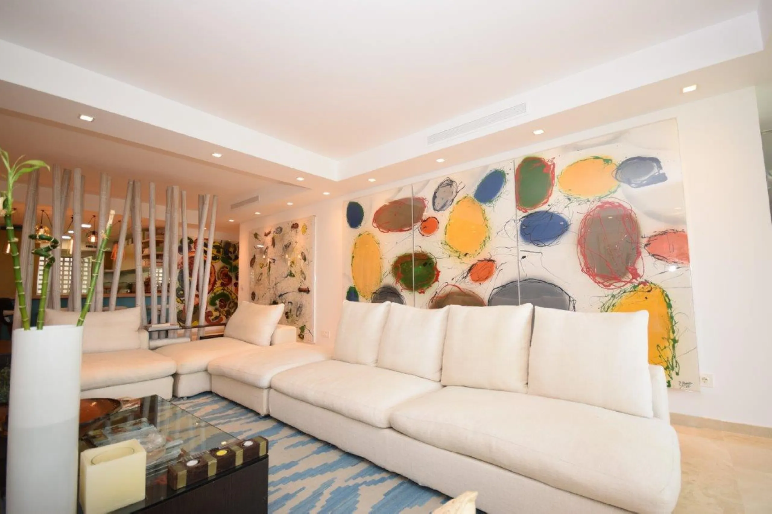 This luxury apartment is situated in Costalita on the beach side. Costalita is a nice gated complex with swimming pools and nice gardens. The apartment has 3 bedrooms and 3 bathrooms, a big living room and a separate dining area. The kitcten is open plan.