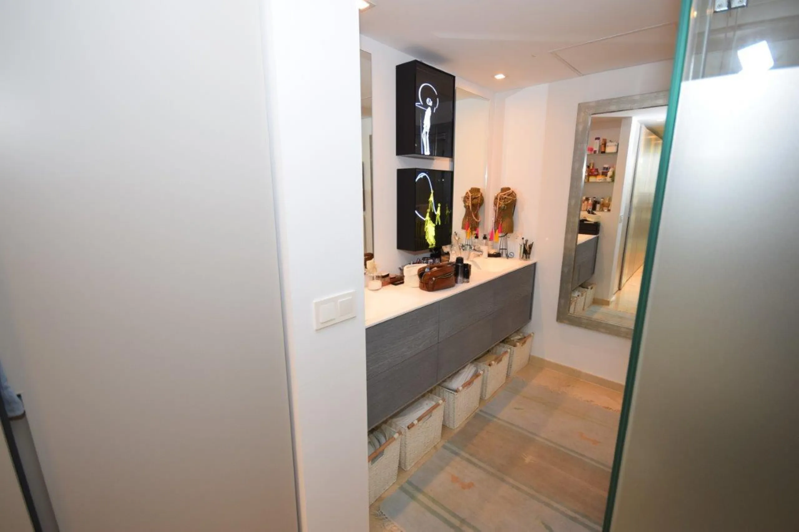 This luxury apartment is situated in Costalita on the beach side. Costalita is a nice gated complex with swimming pools and nice gardens. The apartment has 3 bedrooms and 3 bathrooms, a big living room and a separate dining area. The kitcten is open plan.