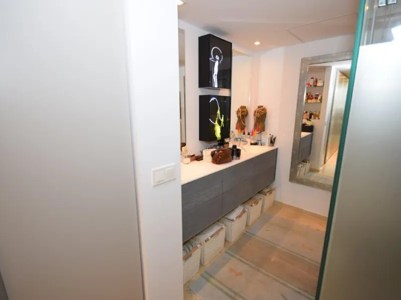 This luxury apartment is situated in Costalita on the beach side. Costalita is a nice gated complex with swimming pools and nice gardens. The apartment has 3 bedrooms and 3 bathrooms, a big living room and a separate dining area. The kitcten is open plan.