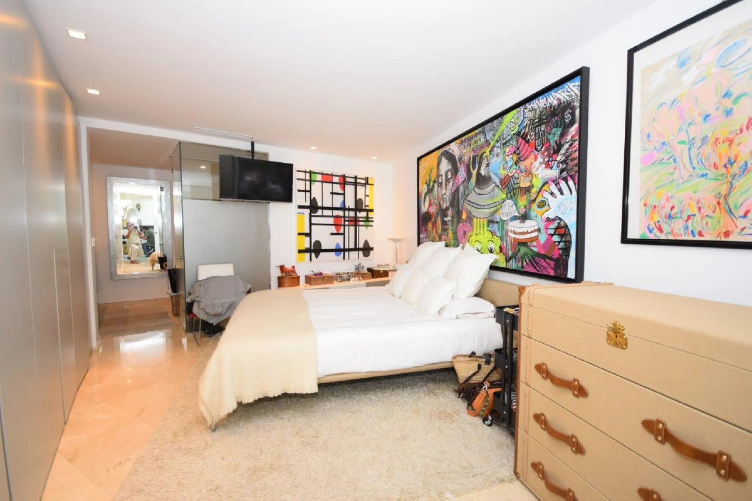 This luxury apartment is situated in Costalita on the beach side. Costalita is a nice gated complex with swimming pools and nice gardens. The apartment has 3 bedrooms and 3 bathrooms, a big living room and a separate dining area. The kitcten is open plan.