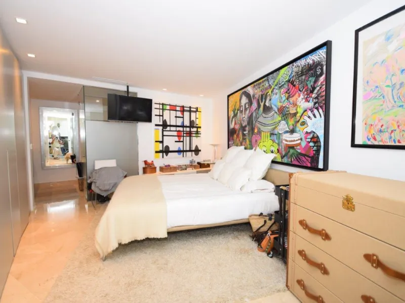 This luxury apartment is situated in Costalita on the beach side. Costalita is a nice gated complex with swimming pools and nice gardens. The apartment has 3 bedrooms and 3 bathrooms, a big living room and a separate dining area. The kitcten is open plan.