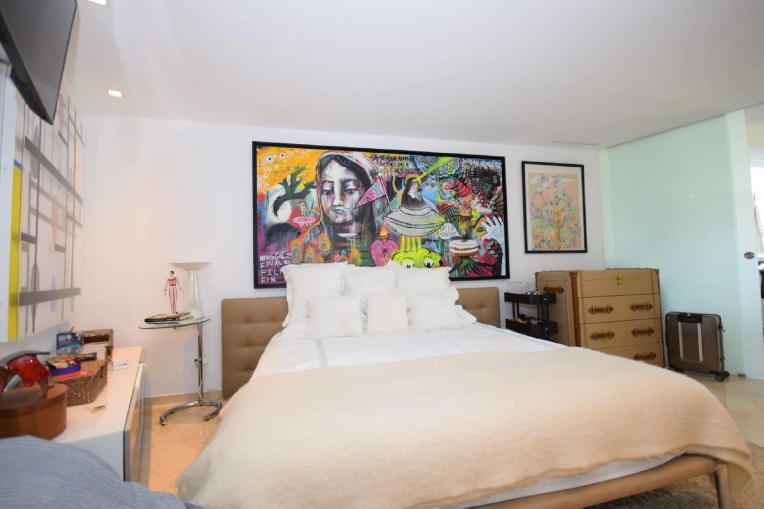 This luxury apartment is situated in Costalita on the beach side. Costalita is a nice gated complex with swimming pools and nice gardens. The apartment has 3 bedrooms and 3 bathrooms, a big living room and a separate dining area. The kitcten is open plan.