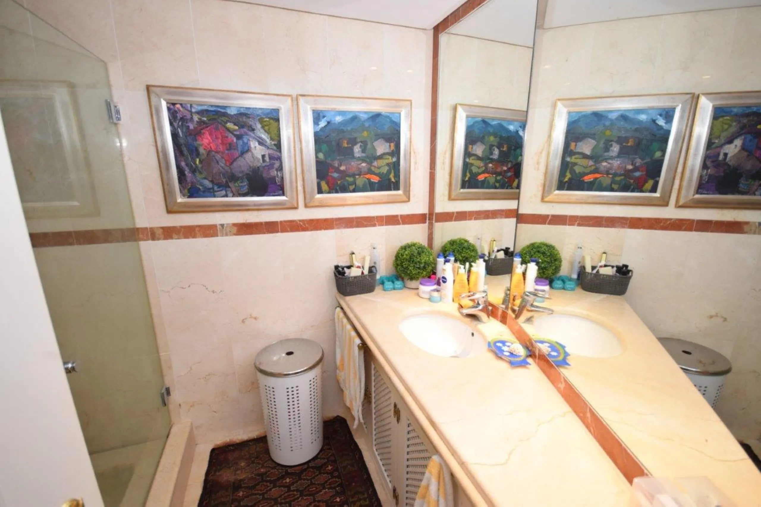 This luxury apartment is situated in Costalita on the beach side. Costalita is a nice gated complex with swimming pools and nice gardens. The apartment has 3 bedrooms and 3 bathrooms, a big living room and a separate dining area. The kitcten is open plan.