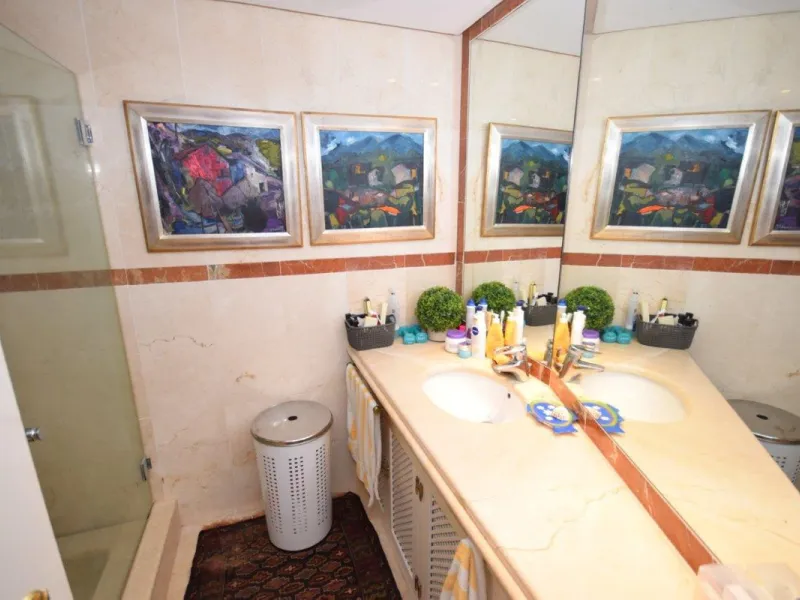 This luxury apartment is situated in Costalita on the beach side. Costalita is a nice gated complex with swimming pools and nice gardens. The apartment has 3 bedrooms and 3 bathrooms, a big living room and a separate dining area. The kitcten is open plan.