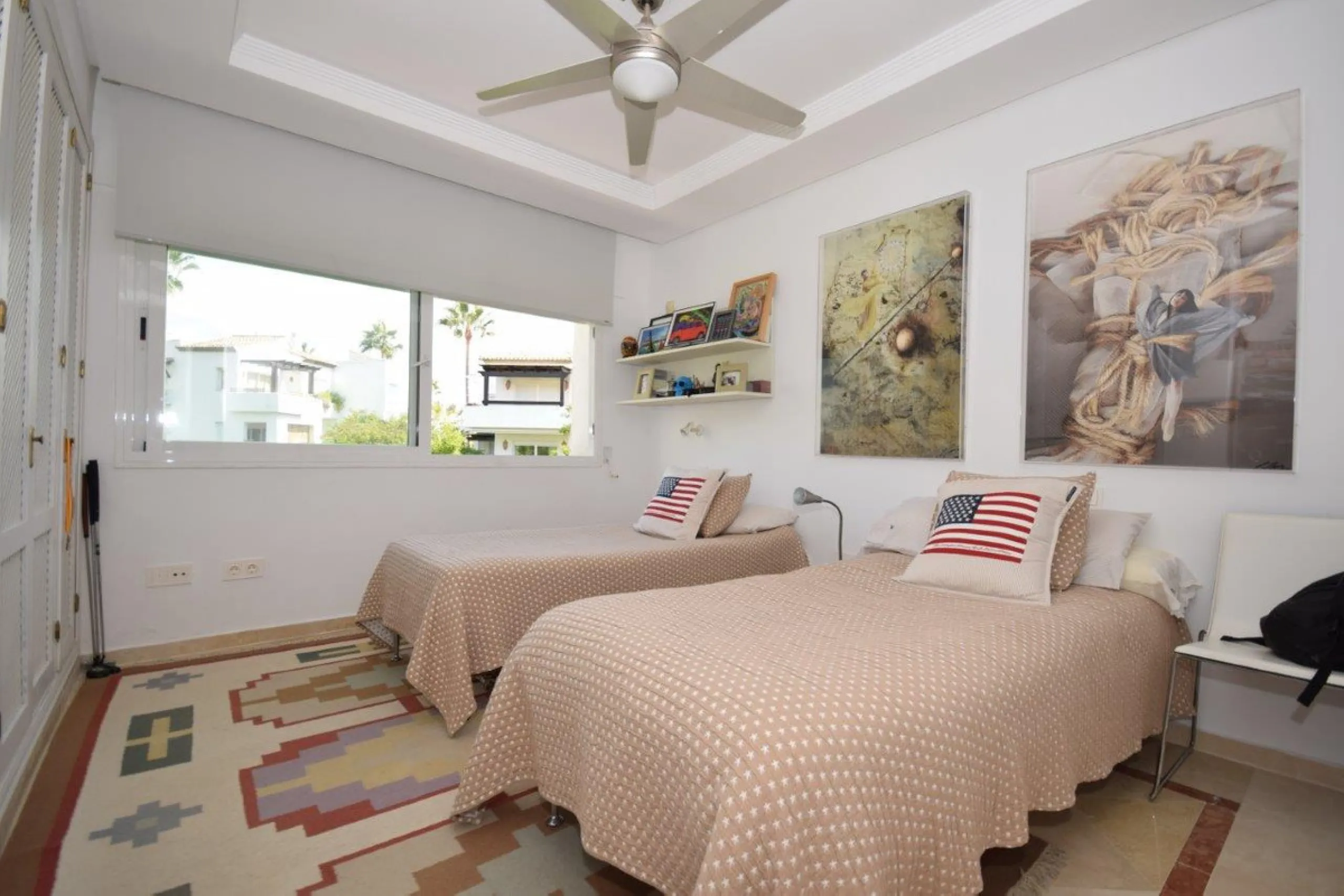 This luxury apartment is situated in Costalita on the beach side. Costalita is a nice gated complex with swimming pools and nice gardens. The apartment has 3 bedrooms and 3 bathrooms, a big living room and a separate dining area. The kitcten is open plan.