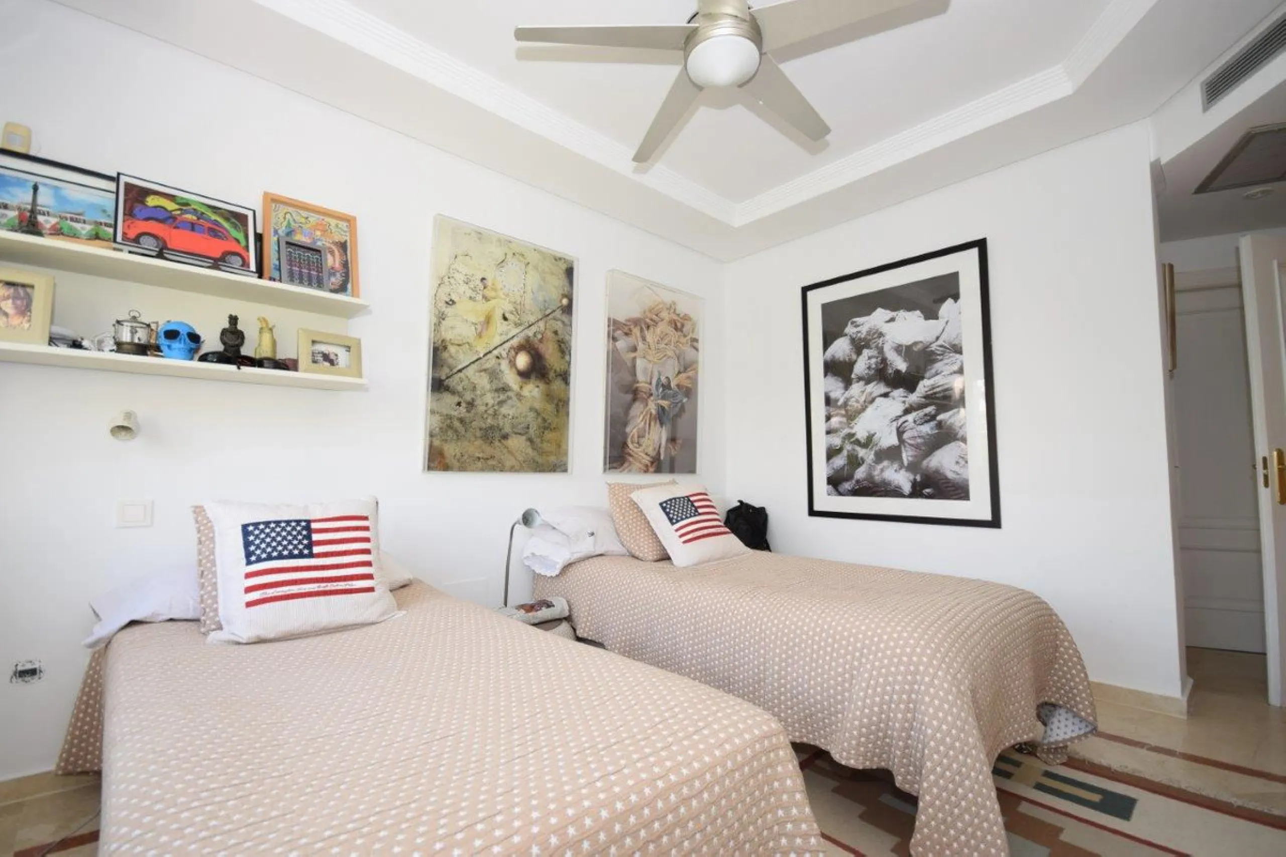 This luxury apartment is situated in Costalita on the beach side. Costalita is a nice gated complex with swimming pools and nice gardens. The apartment has 3 bedrooms and 3 bathrooms, a big living room and a separate dining area. The kitcten is open plan.