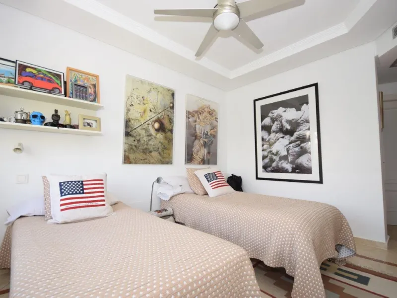 This luxury apartment is situated in Costalita on the beach side. Costalita is a nice gated complex with swimming pools and nice gardens. The apartment has 3 bedrooms and 3 bathrooms, a big living room and a separate dining area. The kitcten is open plan.