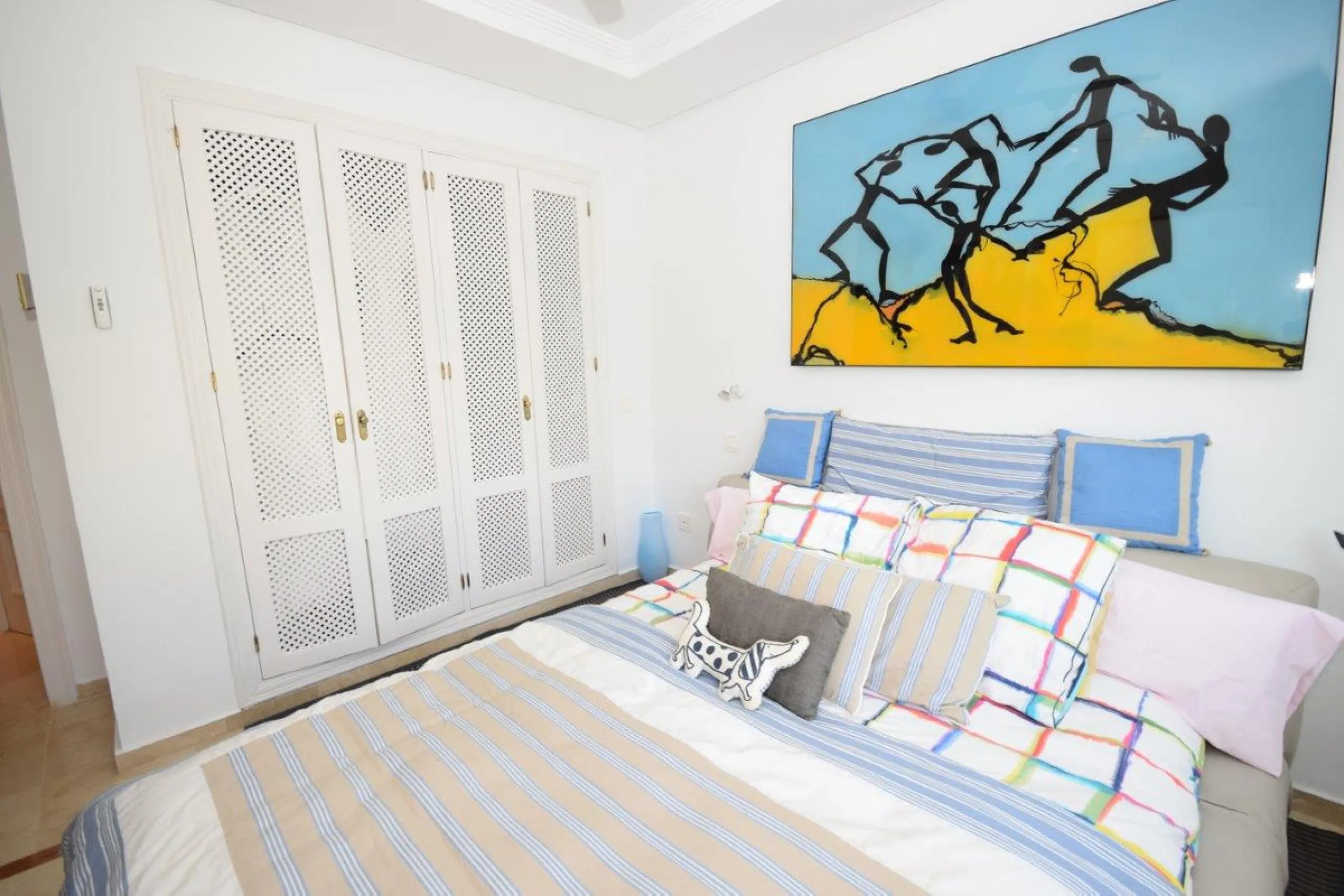 This luxury apartment is situated in Costalita on the beach side. Costalita is a nice gated complex with swimming pools and nice gardens. The apartment has 3 bedrooms and 3 bathrooms, a big living room and a separate dining area. The kitcten is open plan.