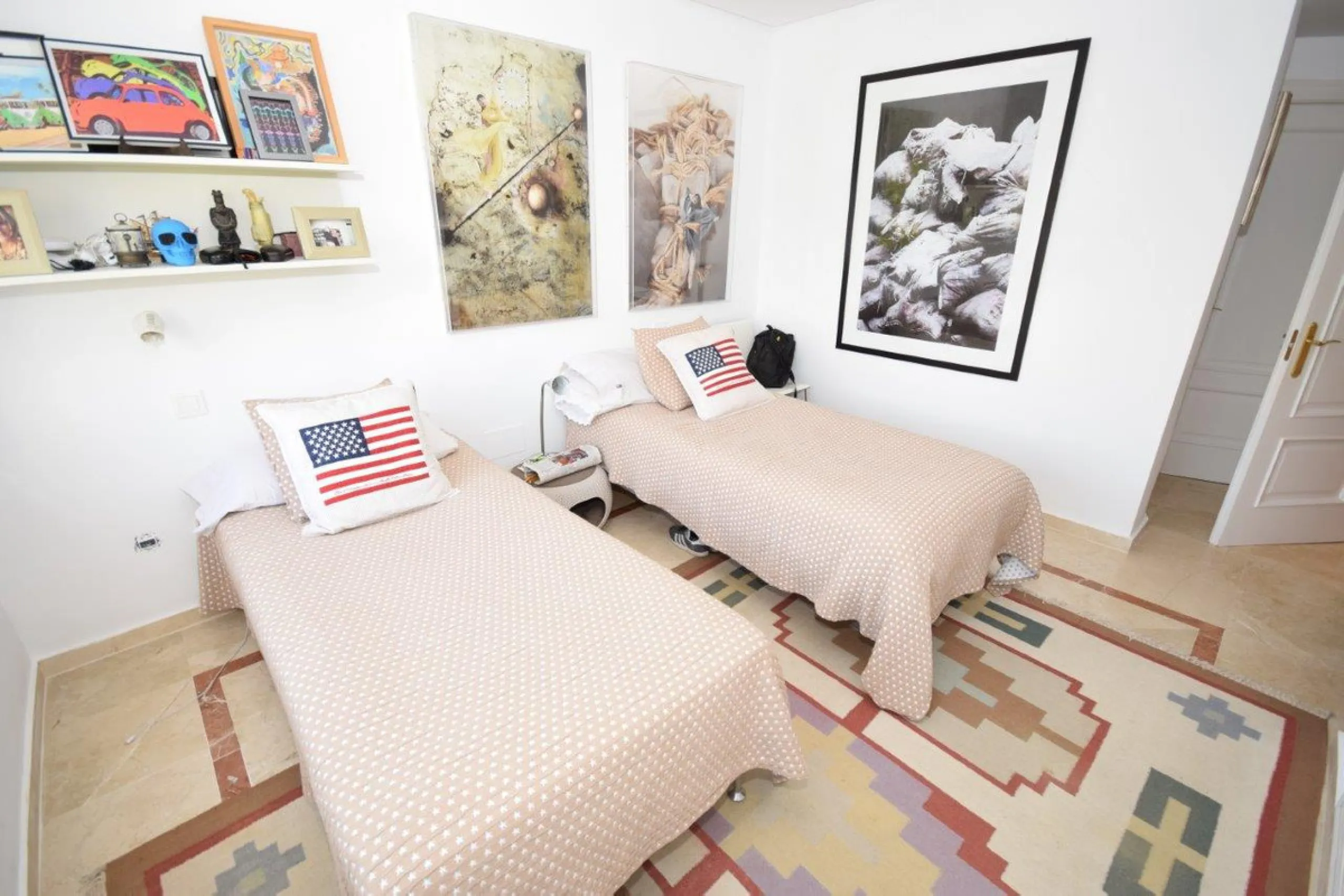This luxury apartment is situated in Costalita on the beach side. Costalita is a nice gated complex with swimming pools and nice gardens. The apartment has 3 bedrooms and 3 bathrooms, a big living room and a separate dining area. The kitcten is open plan.