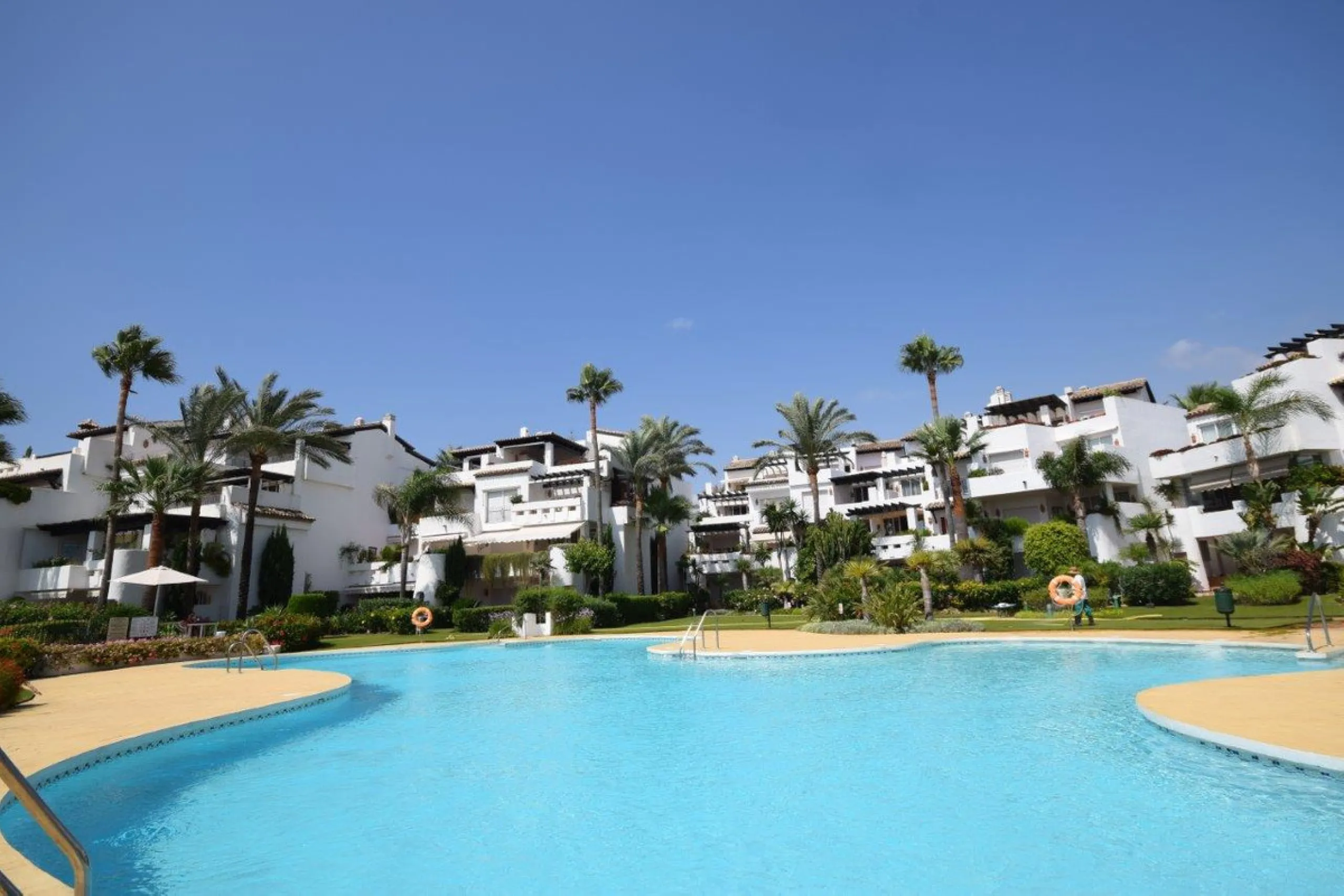 This luxury apartment is situated in Costalita on the beach side. Costalita is a nice gated complex with swimming pools and nice gardens. The apartment has 3 bedrooms and 3 bathrooms, a big living room and a separate dining area. The kitcten is open plan.
