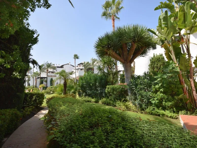 This luxury apartment is situated in Costalita on the beach side. Costalita is a nice gated complex with swimming pools and nice gardens. The apartment has 3 bedrooms and 3 bathrooms, a big living room and a separate dining area. The kitcten is open plan.
