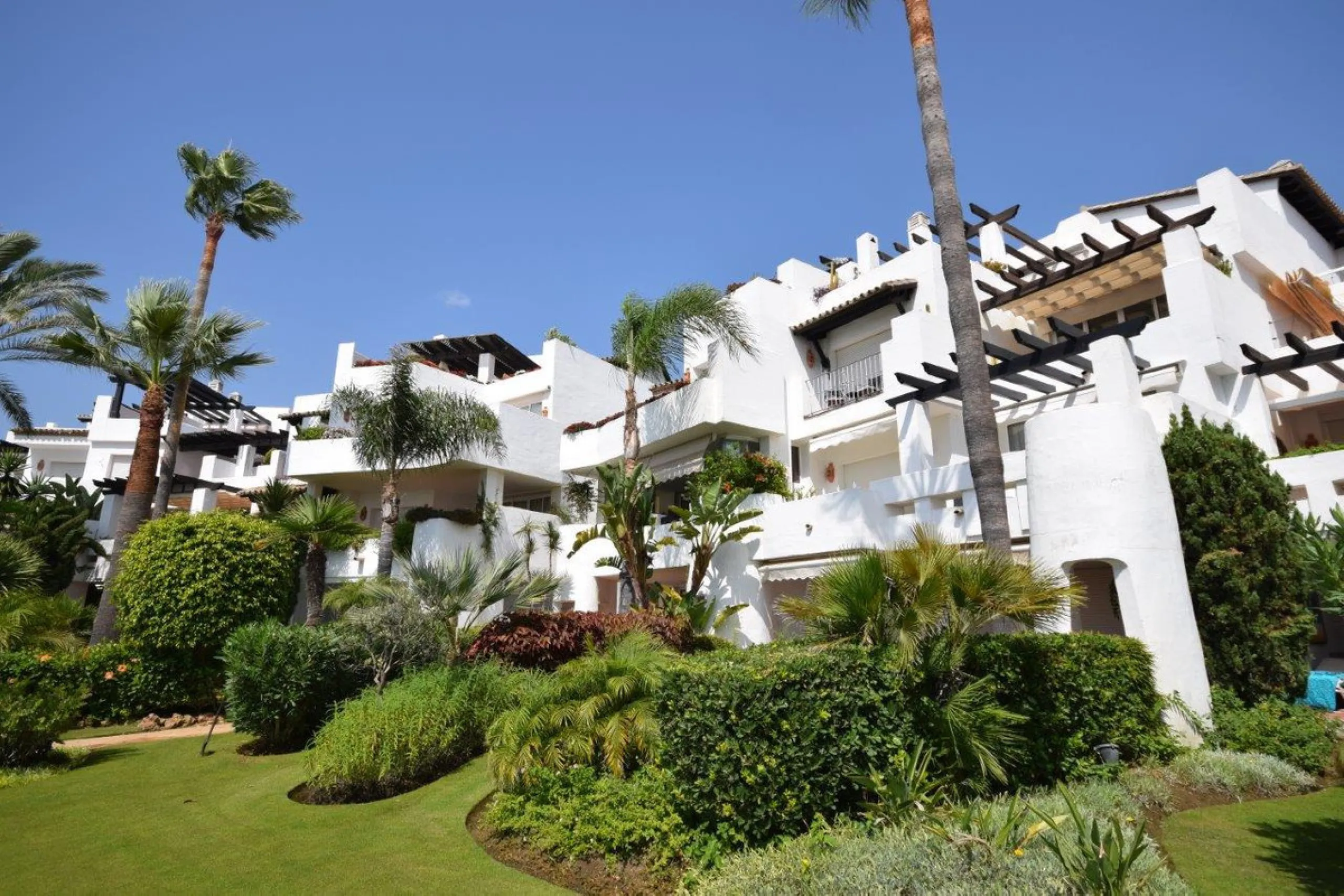 This luxury apartment is situated in Costalita on the beach side. Costalita is a nice gated complex with swimming pools and nice gardens. The apartment has 3 bedrooms and 3 bathrooms, a big living room and a separate dining area. The kitcten is open plan.