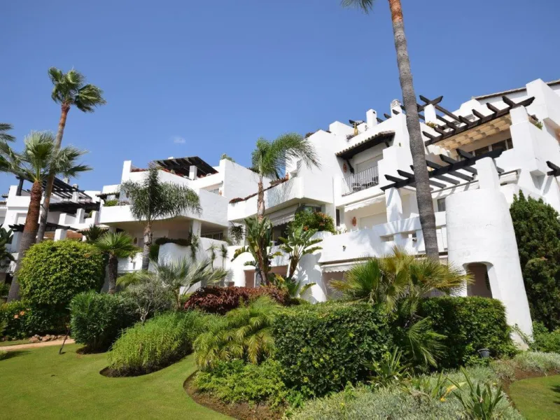 This luxury apartment is situated in Costalita on the beach side. Costalita is a nice gated complex with swimming pools and nice gardens. The apartment has 3 bedrooms and 3 bathrooms, a big living room and a separate dining area. The kitcten is open plan.
