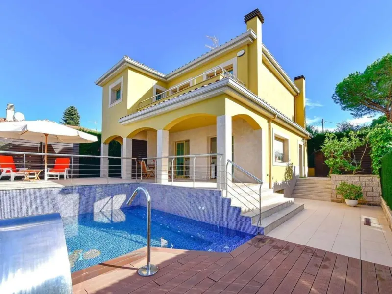 Casa elegante con piscina y jardín en excelente estado en Platja d’Aro