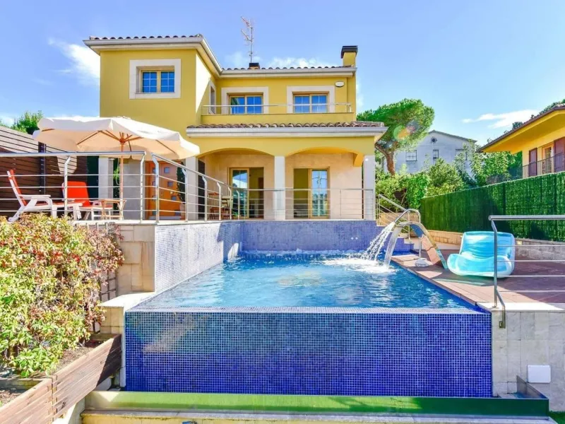 Casa elegante con piscina y jardín en excelente estado en Platja d’Aro