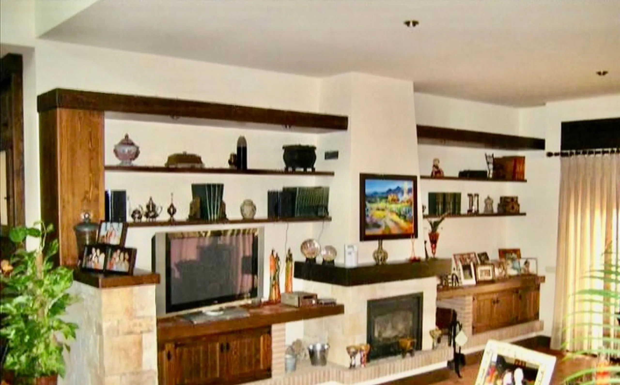 Private Estate of 4,250 m²** with a swimming pool, covered parking, sea-view lookout, barbecue oven, and terrace with views. The house spans 650 m² over three floors: equipped kitchen, living room, dining room for 10, study, suite with bathroom, 4 double 