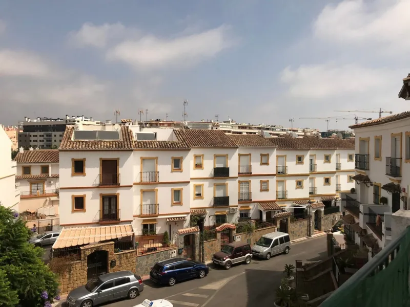 Townhouse - Terraced, Estepona, Costa del Sol.5 Bedrooms, 3 Bathrooms, Built 400 sqm, Terrace 100 sqm, Garden/Plot 200 sqm. Setting : Town, Commercial Area, Village, Close To Shops, Close To Schools. Orientation : North, West. Condition : Excellent. Clima