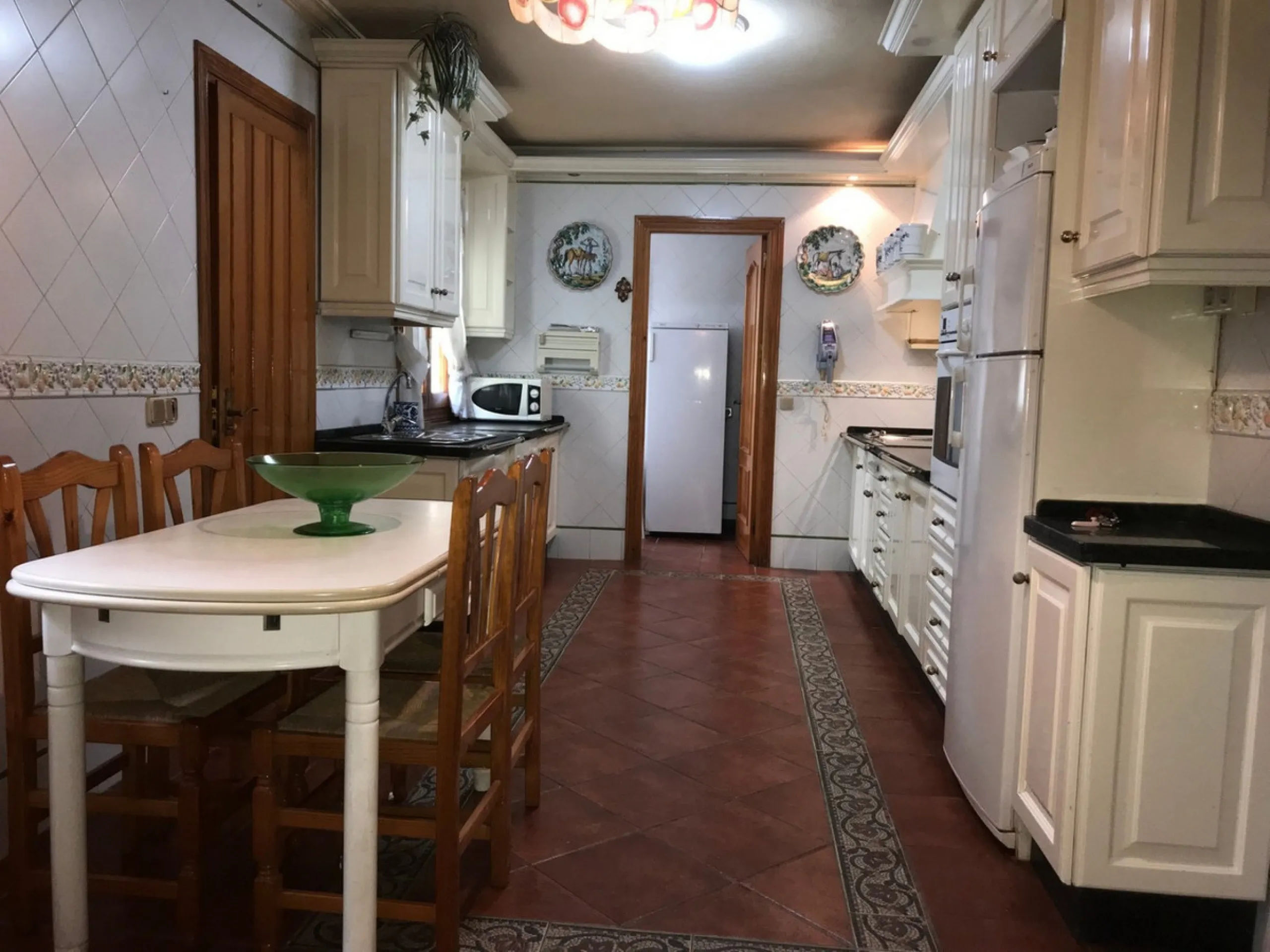 Townhouse - Terraced, Estepona, Costa del Sol.5 Bedrooms, 3 Bathrooms, Built 400 sqm, Terrace 100 sqm, Garden/Plot 200 sqm. Setting : Town, Commercial Area, Village, Close To Shops, Close To Schools. Orientation : North, West. Condition : Excellent. Clima
