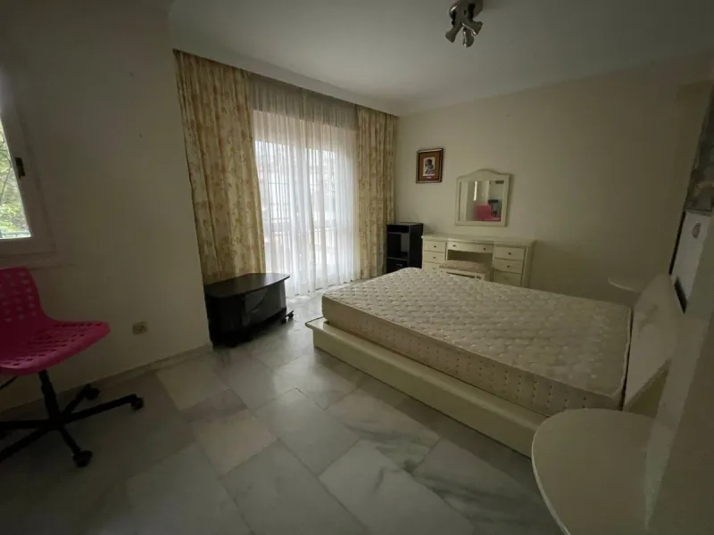 Townhouse - Terraced, Estepona, Costa del Sol.5 Bedrooms, 3 Bathrooms, Built 400 sqm, Terrace 100 sqm, Garden/Plot 200 sqm. Setting : Town, Commercial Area, Village, Close To Shops, Close To Schools. Orientation : North, West. Condition : Excellent. Clima