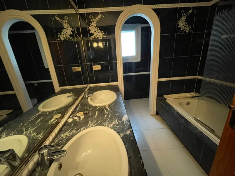 Townhouse - Terraced, Estepona, Costa del Sol.5 Bedrooms, 3 Bathrooms, Built 400 sqm, Terrace 100 sqm, Garden/Plot 200 sqm. Setting : Town, Commercial Area, Village, Close To Shops, Close To Schools. Orientation : North, West. Condition : Excellent. Clima
