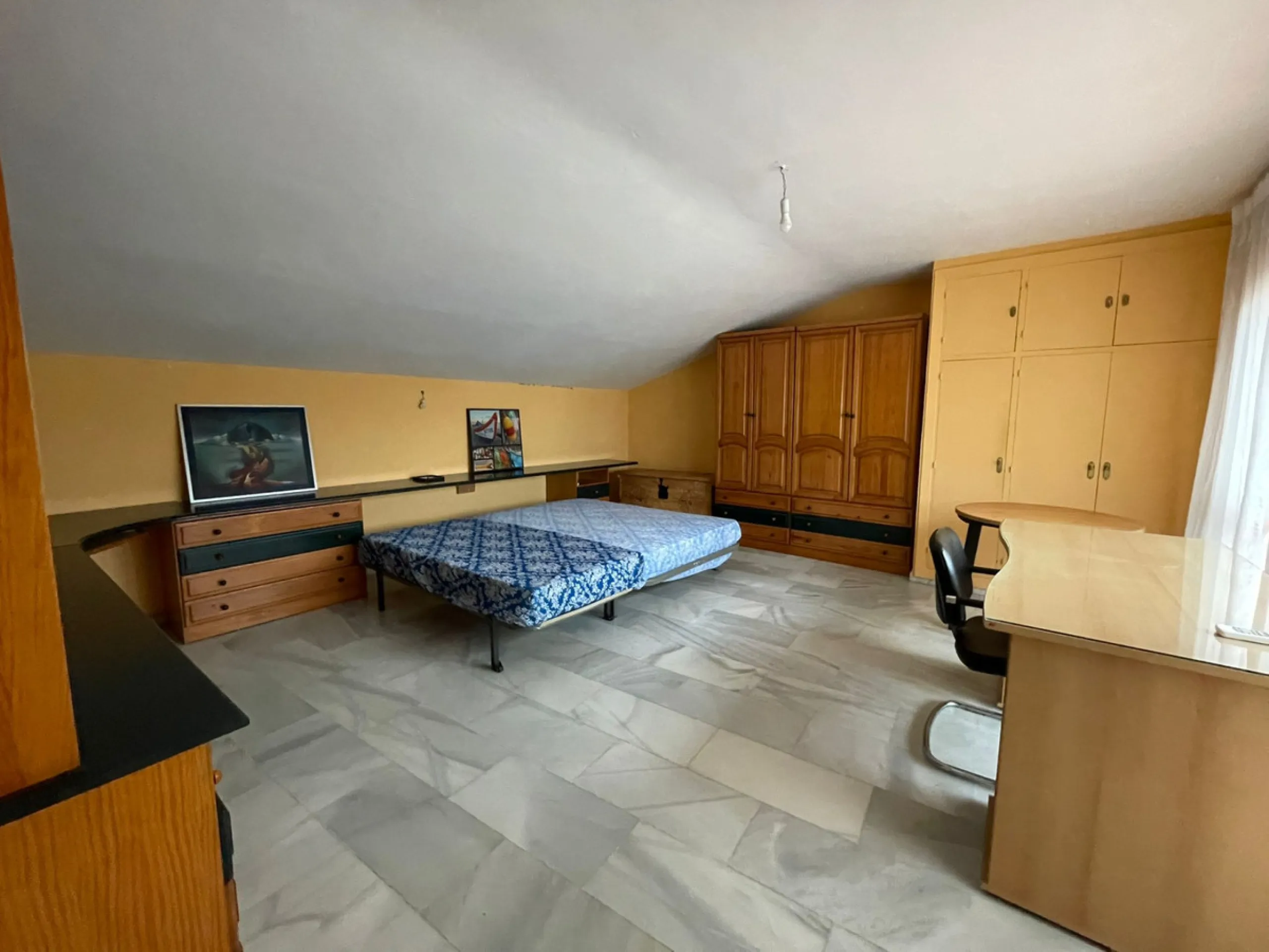 Townhouse - Terraced, Estepona, Costa del Sol.5 Bedrooms, 3 Bathrooms, Built 400 sqm, Terrace 100 sqm, Garden/Plot 200 sqm. Setting : Town, Commercial Area, Village, Close To Shops, Close To Schools. Orientation : North, West. Condition : Excellent. Clima