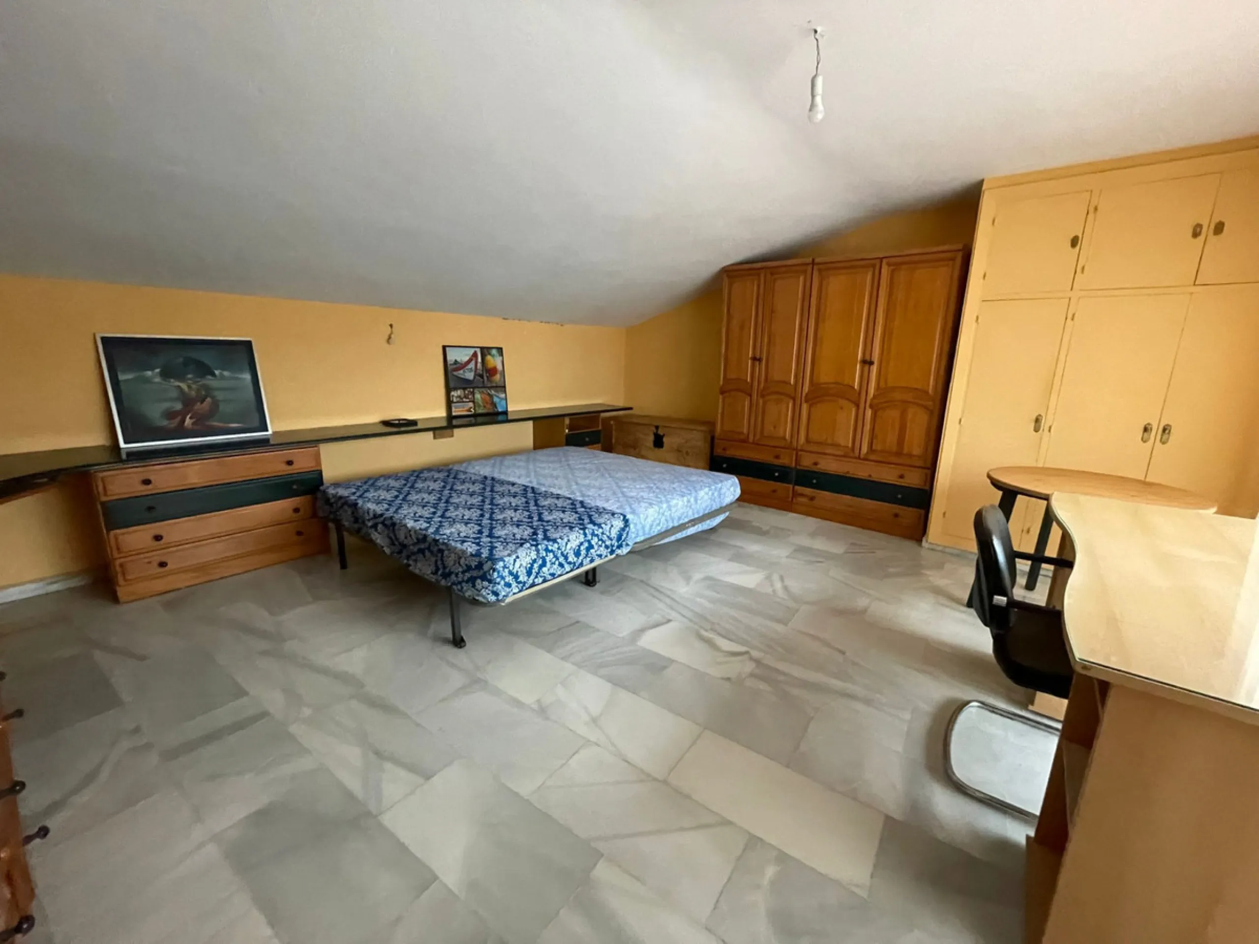 Townhouse - Terraced, Estepona, Costa del Sol.5 Bedrooms, 3 Bathrooms, Built 400 sqm, Terrace 100 sqm, Garden/Plot 200 sqm. Setting : Town, Commercial Area, Village, Close To Shops, Close To Schools. Orientation : North, West. Condition : Excellent. Clima