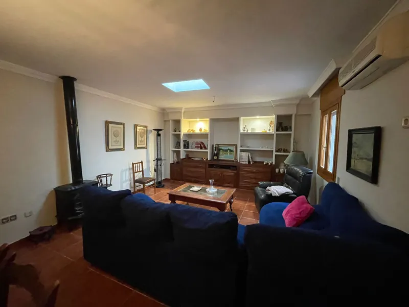 Townhouse - Terraced, Estepona, Costa del Sol.5 Bedrooms, 3 Bathrooms, Built 400 sqm, Terrace 100 sqm, Garden/Plot 200 sqm. Setting : Town, Commercial Area, Village, Close To Shops, Close To Schools. Orientation : North, West. Condition : Excellent. Clima