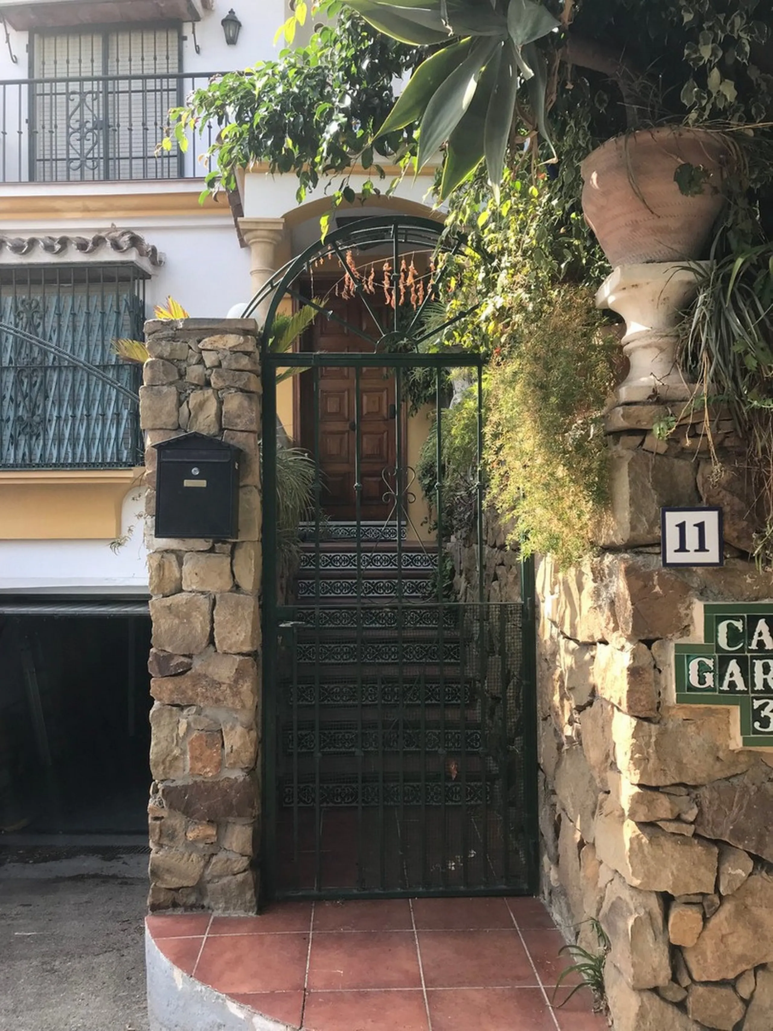 Townhouse - Terraced, Estepona, Costa del Sol.5 Bedrooms, 3 Bathrooms, Built 400 sqm, Terrace 100 sqm, Garden/Plot 200 sqm. Setting : Town, Commercial Area, Village, Close To Shops, Close To Schools. Orientation : North, West. Condition : Excellent. Clima