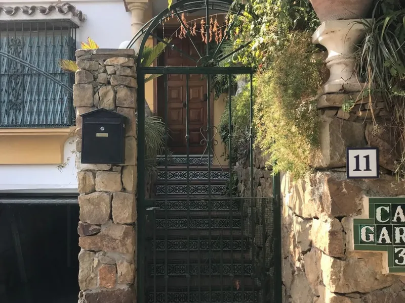Townhouse - Terraced, Estepona, Costa del Sol.5 Bedrooms, 3 Bathrooms, Built 400 sqm, Terrace 100 sqm, Garden/Plot 200 sqm. Setting : Town, Commercial Area, Village, Close To Shops, Close To Schools. Orientation : North, West. Condition : Excellent. Clima