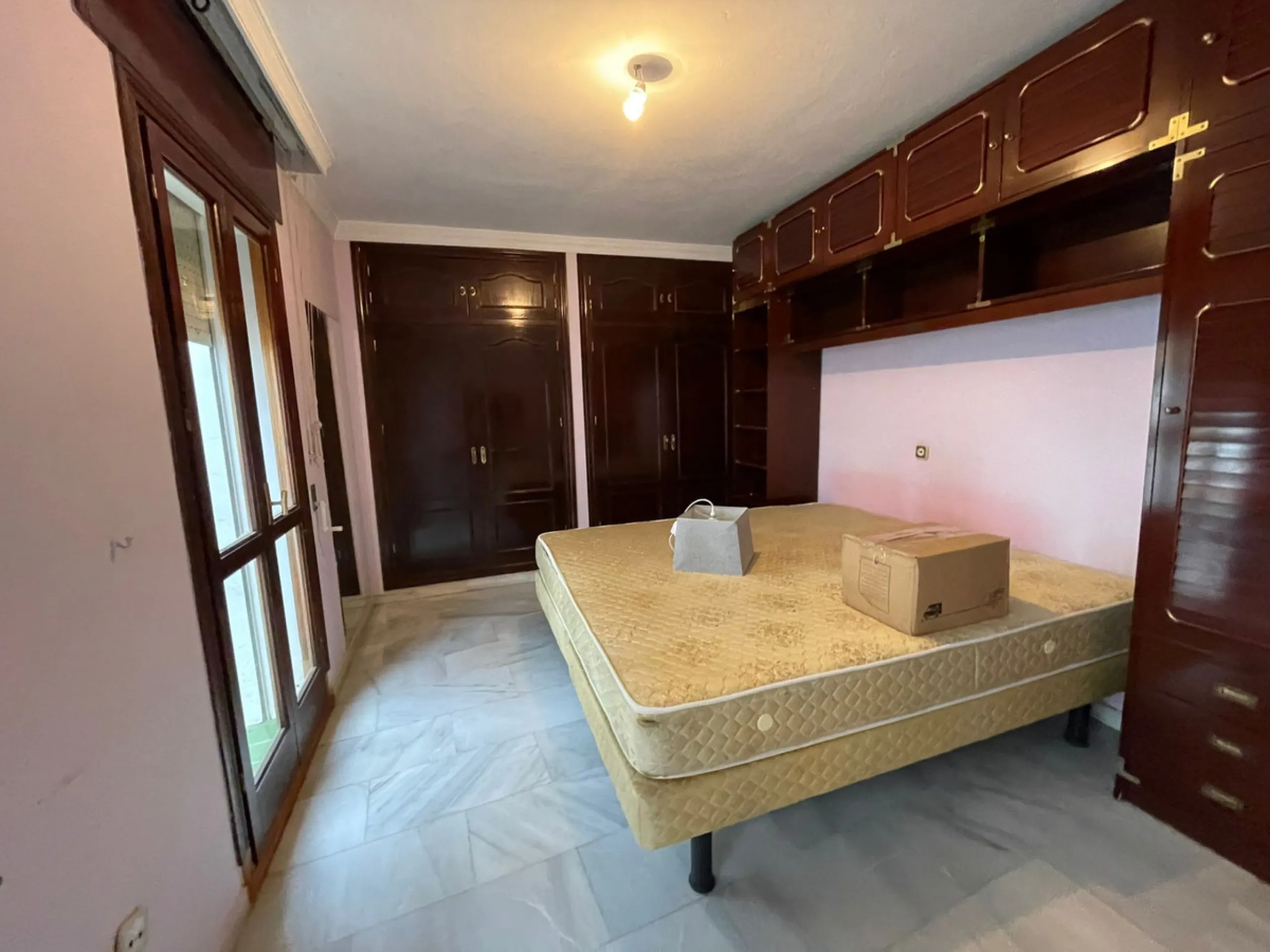 Townhouse - Terraced, Estepona, Costa del Sol.5 Bedrooms, 3 Bathrooms, Built 400 sqm, Terrace 100 sqm, Garden/Plot 200 sqm. Setting : Town, Commercial Area, Village, Close To Shops, Close To Schools. Orientation : North, West. Condition : Excellent. Clima