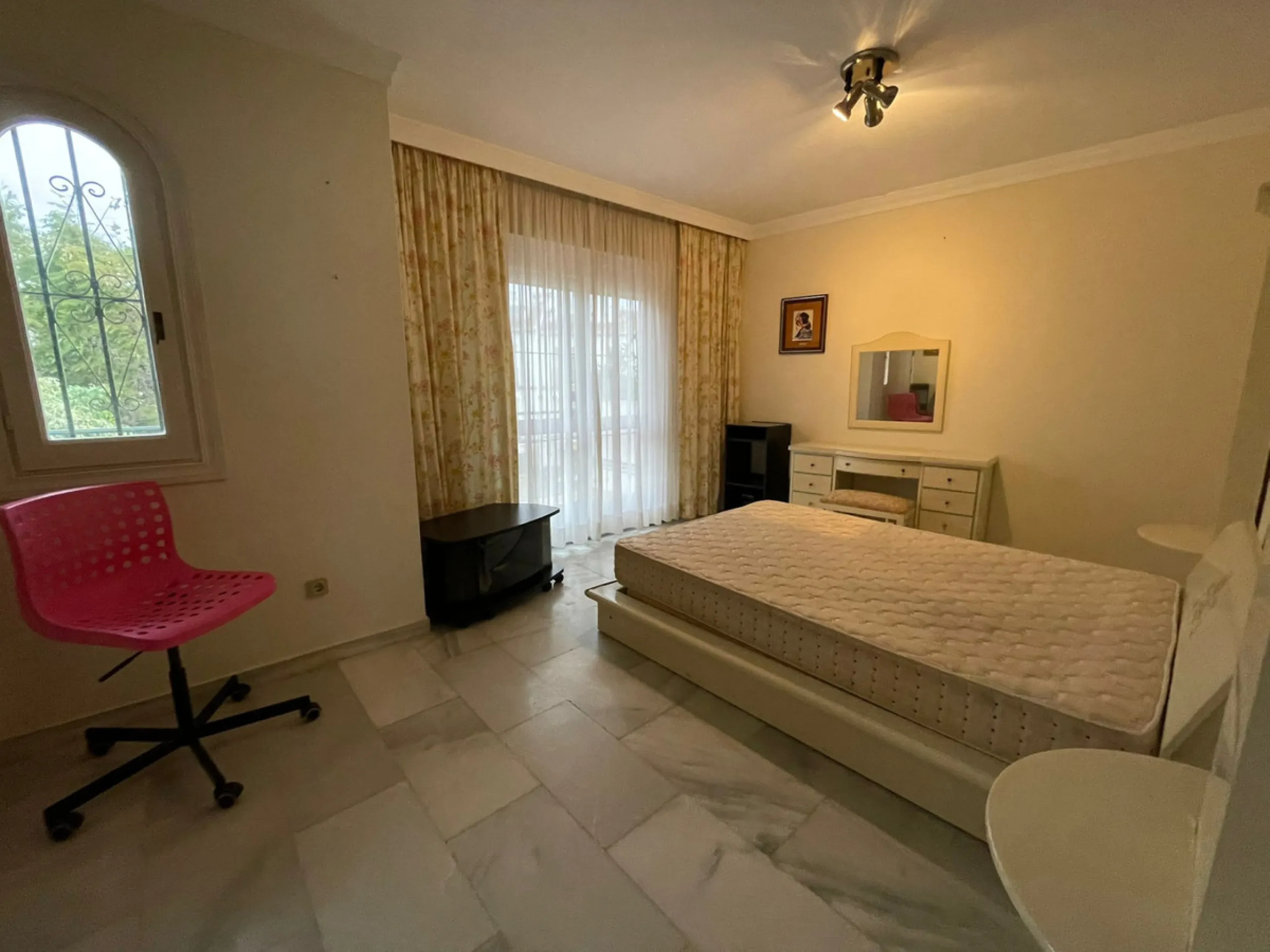 Townhouse - Terraced, Estepona, Costa del Sol.5 Bedrooms, 3 Bathrooms, Built 400 sqm, Terrace 100 sqm, Garden/Plot 200 sqm. Setting : Town, Commercial Area, Village, Close To Shops, Close To Schools. Orientation : North, West. Condition : Excellent. Clima