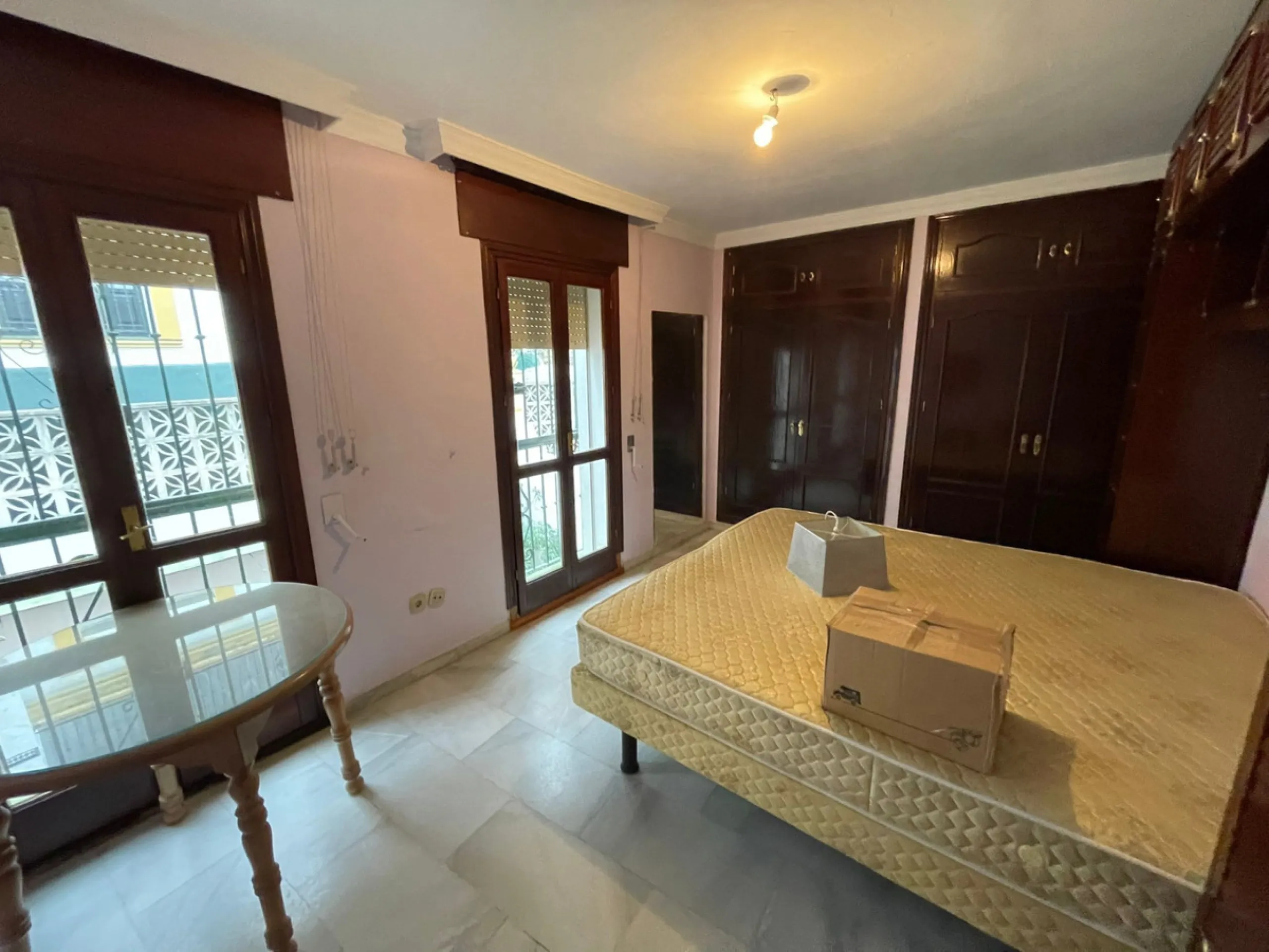 Townhouse - Terraced, Estepona, Costa del Sol.5 Bedrooms, 3 Bathrooms, Built 400 sqm, Terrace 100 sqm, Garden/Plot 200 sqm. Setting : Town, Commercial Area, Village, Close To Shops, Close To Schools. Orientation : North, West. Condition : Excellent. Clima