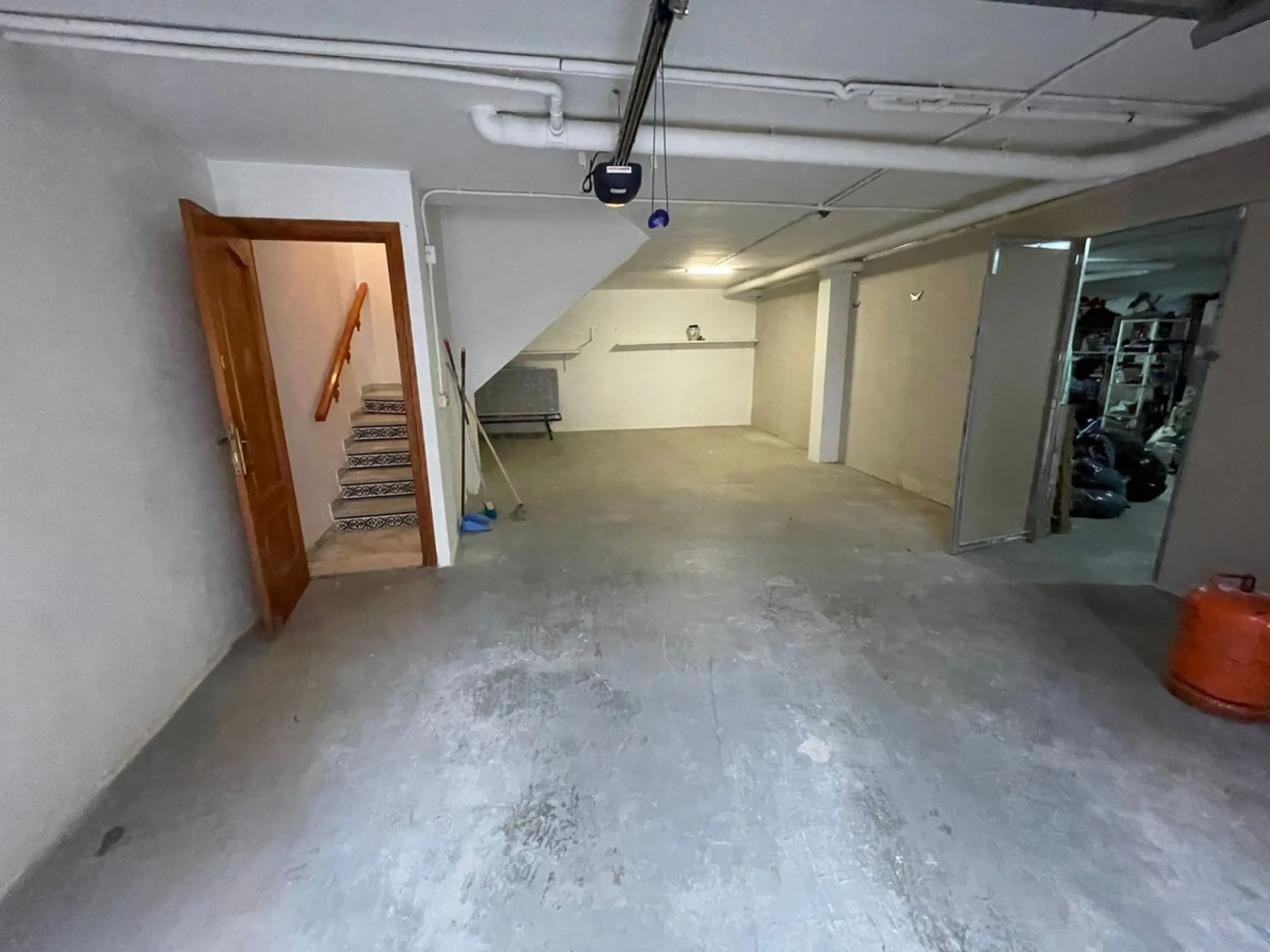 Townhouse - Terraced, Estepona, Costa del Sol.5 Bedrooms, 3 Bathrooms, Built 400 sqm, Terrace 100 sqm, Garden/Plot 200 sqm. Setting : Town, Commercial Area, Village, Close To Shops, Close To Schools. Orientation : North, West. Condition : Excellent. Clima